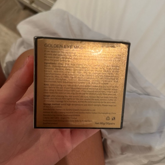 Gold eye mask - Picture 2 of 3